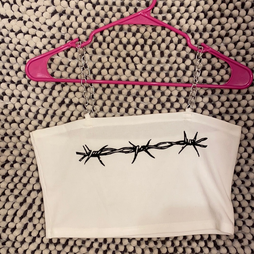 Cute white cropped top with chains. Forever 21